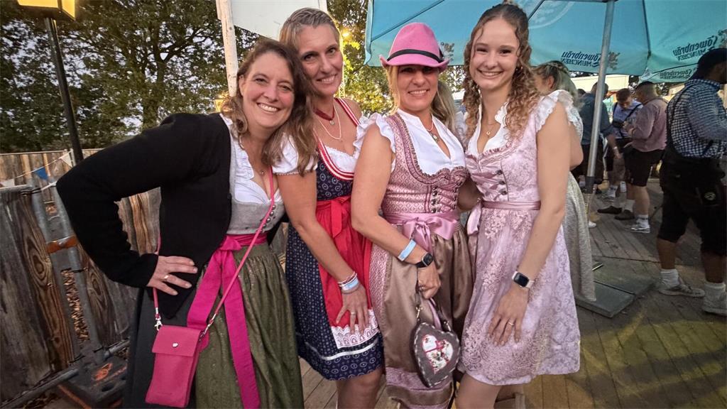 Dirndl-Quartett (von links): Annette Wedemann aus Buxtehude sowie aus Hollensted...