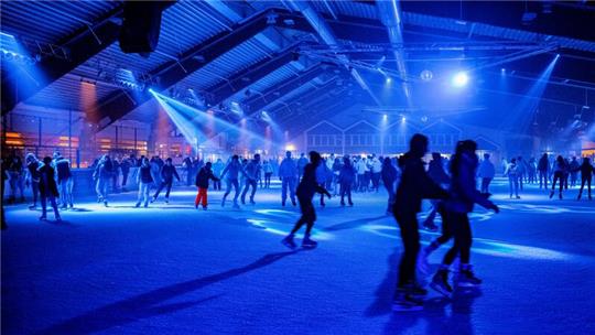 Disco in der Eissporthalle in Harsefeld.