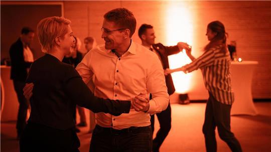 Discofox ohne Parteigrenzen: Die Ministerpräsidenten Schwesig und Günther