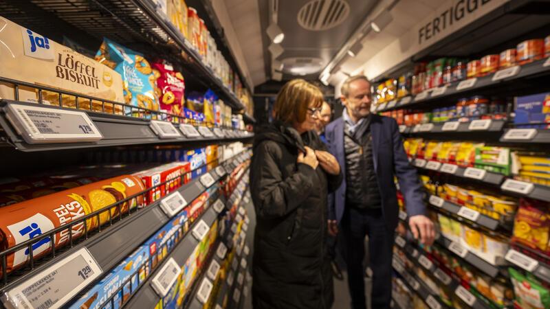 Rewe wagt dieses neue Angebot – Kann das funktionieren? Discounter sind laut einer Umfrage bei der Mehrheit der Deutschen sehr beliebt.