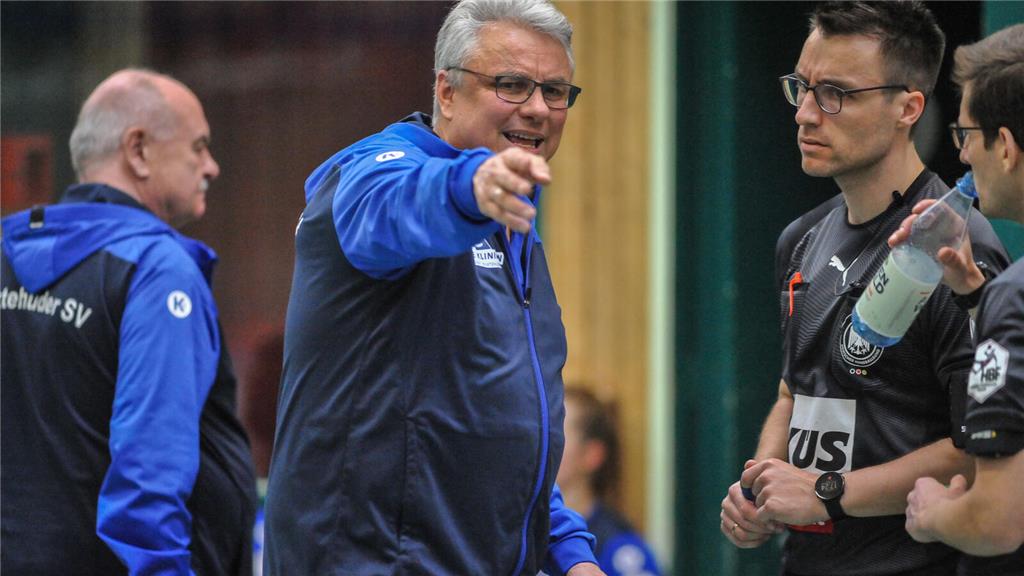 Diskussion mit Schiedsrichtern: In bestimmten Situationen wird Leun auch lauter.