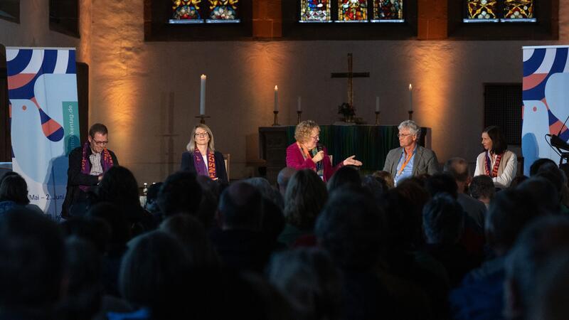 Diskussionsrunde in Erfurt mit Katrin Göring-Eckardt (r-l), Peter Frey, Moderatorin Gerlinde Sommer, Geschichtsdidaktikerin Kathrin Klausmeier und Franz-Josef Schlichting.