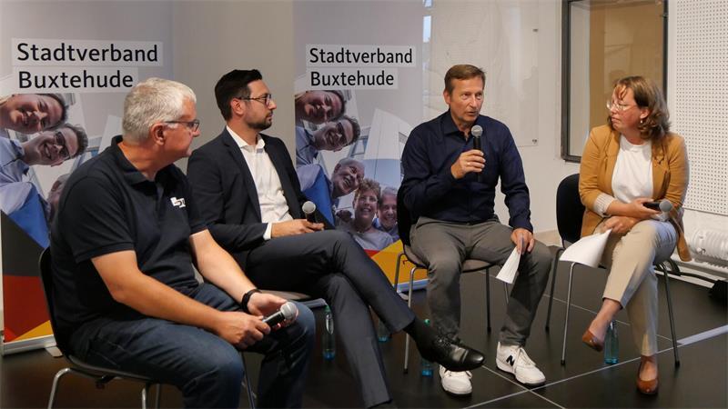 Diskutierten die Gründe für die Wahlerfolge der AfD: Ratsherr Dr. Matthias Schneider, Gastredner André Yorulmaz, Ratsherr Olaf Riesterer und Moderatorin Mandy Fetings.