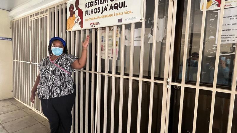 Djanina Baptista, leitende Gynäkologin des Cajueiro Krankenhauses, steht vor den verschlossenen Türen des Büros für Geburtenregistrierung. Neugeborene können nur zu bestimmten Zeiten registriert werden. Wer zu anderen Zeiten sein Kind entbindet, muss an einem anderen Tag wiederkommen.