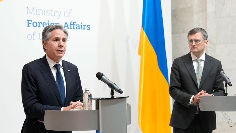 USA stellen zwei Milliarden US-Dollar Militärhilfe bereit Dmytro Kuleba (r) und Antony Blinken geben eine gemeinsame Pressekonferenz.