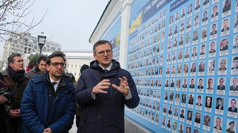 Frankreichs Außenminister: Ukraine ist und bleibt Priorität Dmytro Kuleba (r) und Stéphane Séjourné besuchen in Kiew die Gedenkmauer der gefallenen Soldaten der Ukraine.