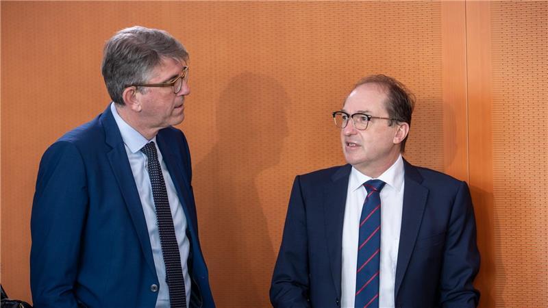 Dobrindt (rechts) nimmt seinen Kabinettskollegen Weimer in Schutz. (Archivbild)