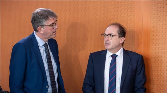 Dobrindt (rechts) nimmt seinen Kabinettskollegen Weimer in Schutz. (Archivbild)