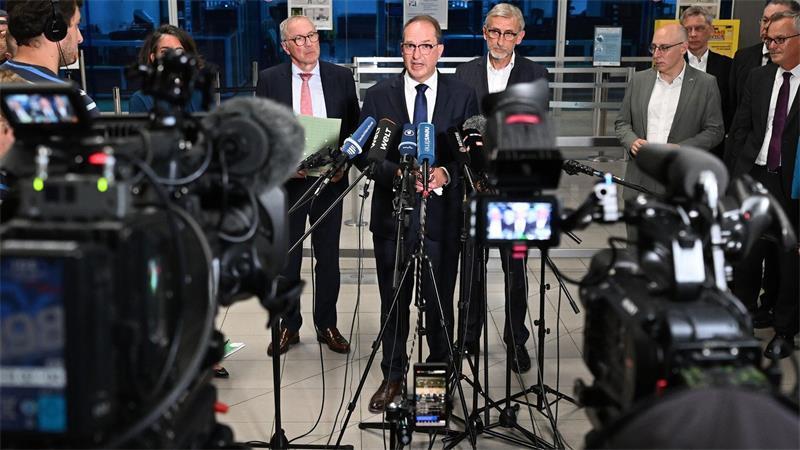 Sprengstoff-Drohne am Flughafen: „Fremde Mächte“ am Werk? Dobrindt unterbrach seinen Urlaub für eine Lagebesprechung vor Ort.