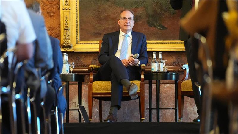 Dobrindt verteidigt die jüngste Abschiebung von ausreisepflichtigen Afghanen in ihr Heimatland gegen Kritik.