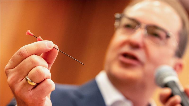 Schärferes Waffenrecht für neuen Druckluft-Revolver Dobrindt warnt vor der Gefahr der Waffe.