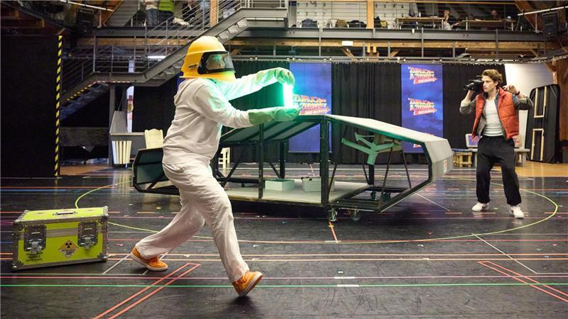 Doc Brown baut einen DeLorean zu einer Zeitmaschine um.  