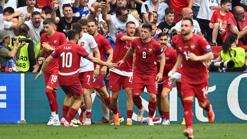 Jovic rettet Serbiens EM-Hoffnungen - „Ich liebe ihn sehr“ Doch Serbien kam dank eines Lastminutetreffers von Luka Jovic noch zum Ausgleich.