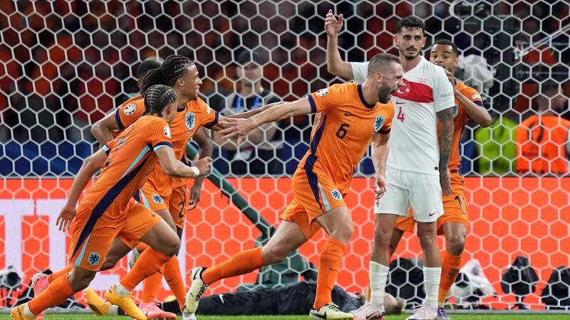 Oranje-Party in Berlin - Erdogan-Beistand hilft Türken nicht Doch der Niederländer Stefan de Vrij (M) traf zum 1:1-Ausgleich.