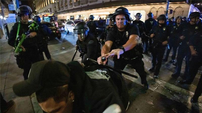 Dodgers Fans und die Polizei in Los Angeles liefern sich Auseinandersetzungen.