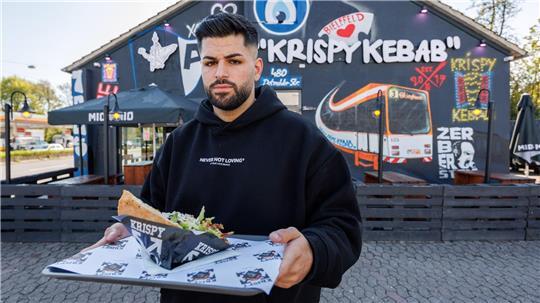 Dönerketten-Chef Sergen Kolcu vor einer seiner Filialen in Bielefeld.