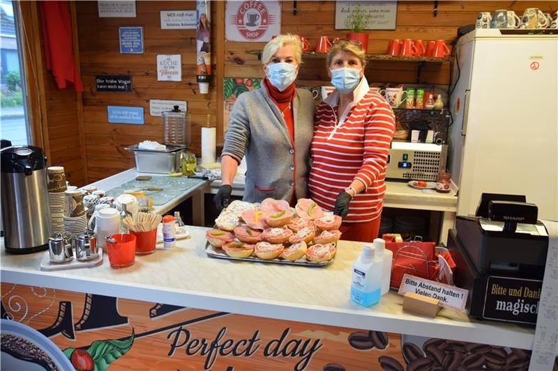 Dört Brockelman (54, links) und ihre Mitarbeiterin Heidi Hoop-Lemcke (51) im „Moin Moin Stehcafé“. Fotos: Parge