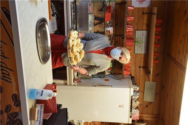 Dörte Brockelmann (54) führt das „Moin Moin Stehcafé“ seit Juli dieses Jahres. Fotos: Parge