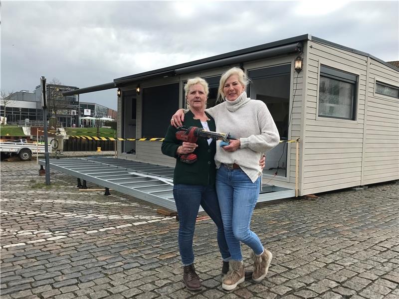 Dörte Brockelmann (rechts) und ihre Schwester Sonja Hamann legen letzte Hand an die „Hafenkante“ an. Foto: Helfferich