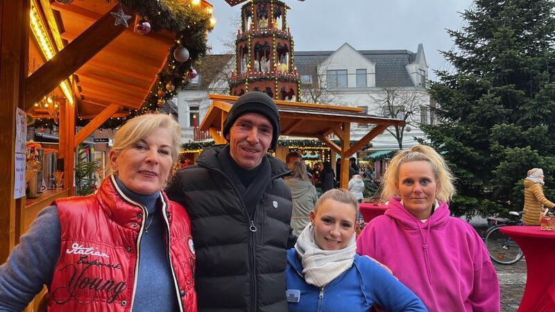Stader Weihnachtsmarkt: Manöverkritik zur Halbzeit und neue Ideen Dörte Brockelmann von der Scampi-Bude, David Bode vom Schaustellerverband und Magdalena Brockelmann von der Giros-Bude sind mit dem Stader Weihnachtsmarkt bisher "sehr zufrieden."