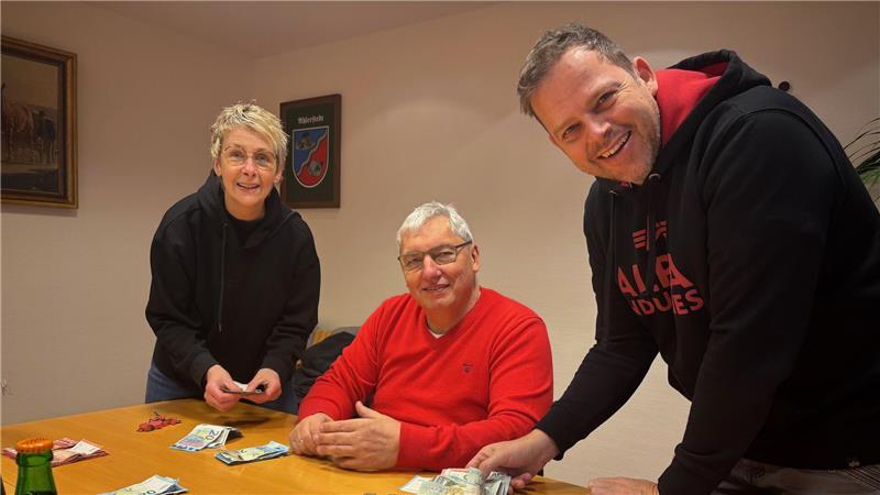Dörte Meyer, Tobias Templin (rechts) und Bürgermeister Uwe Arndt zählen schon mal den ersten Schwung im Ahlerstedter Gemeindebüro aus.