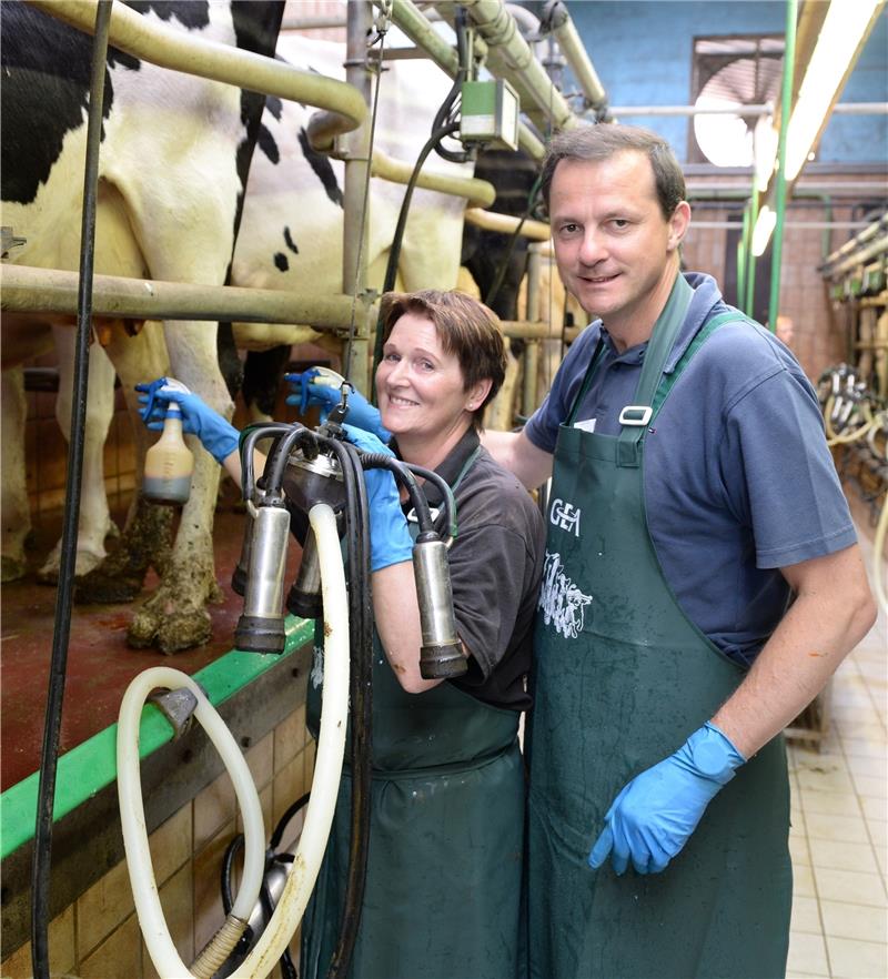 Dörthe Neumann zeigt Oliver Grundmann den Umgang mit Milchgeschirr. Foto Kordländer