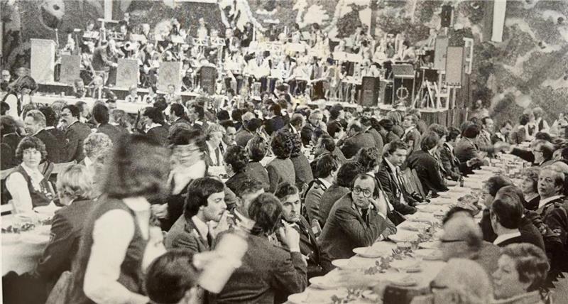 Dollerner Schützen und Bürger feiern gemeinsam 1977 in der Mehrzweckhalle.