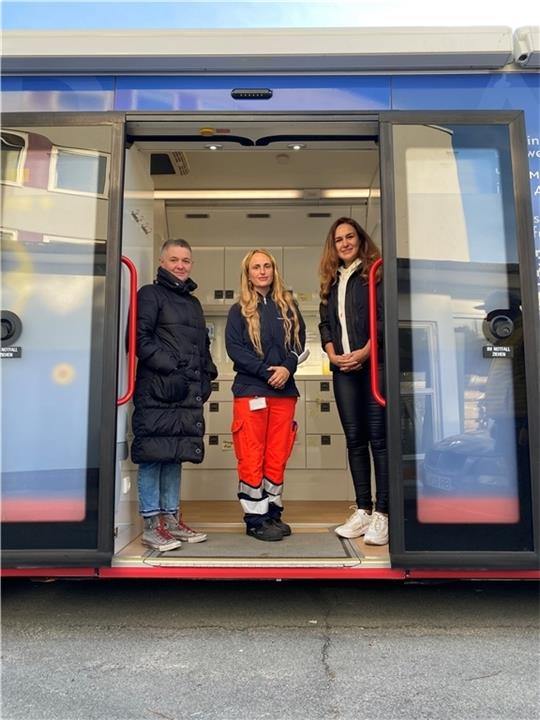 Dolmetscherin Oksana Frommholz (von links), DRK-Notfallsanitäterin Susanne Tetaj und Dr. Inna Yarmak vom Medibus-Team. Foto: DRK Harburg