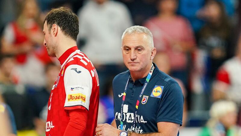 Handball-EM macht Kroatien-Star Duvnjak sprachlos Domagoj Duvnjak (l) und Cheftrainer Goran Perkovac steht nebeneinander am Spielfeldrand.