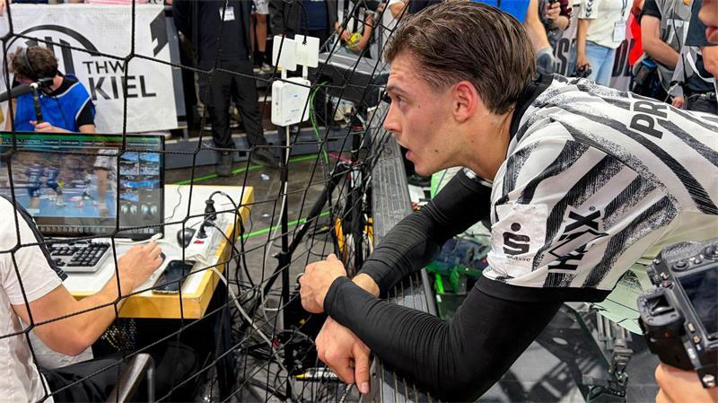 Wolff wütet: Videobeweis sorgt für Ärger beim Handball-Derby Domen Makuc verfolgte gebannt die Video-Überprüfung der letzten Derby-Szene.