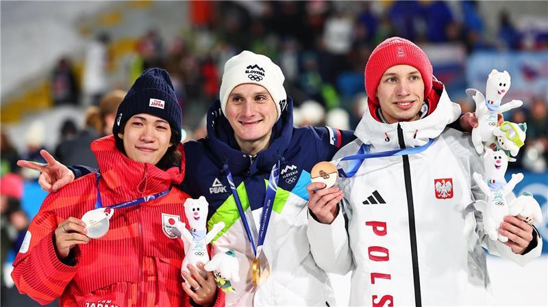 Auf Gold folgt Platz neun: Raimund „leicht gefrustet“ Domen Prevc (M) ist nun auch Einzel-Olympiasieger.