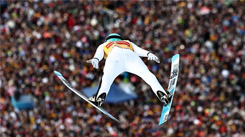 Domen Prevc glänzt vor voller Kulisse.