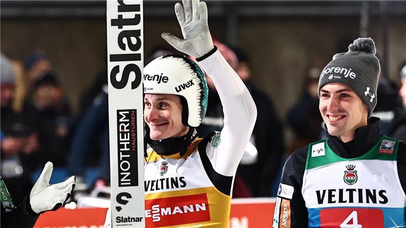 Jubel über Podest: Hoffmann profitiert von Disqualifikation Domen Prevc (l) freut sich über den Sieg, sein Landsmann Timi Zajc wird später disqualifiziert.