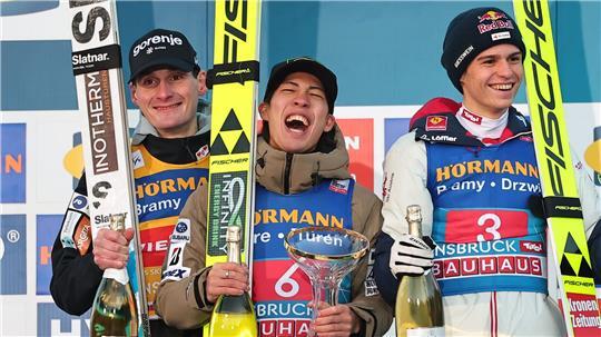 Domen Prevc (l) stand diesmal nicht als Sieger auf dem Podium.
