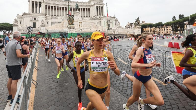 Domenika Mayer läuft beim EM-Halbmarathon am Nationaldenkmal Viktor Emanuels II vorbei.