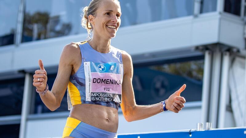 Domenika Mayer von LG Telis Finanz Regensburg  ins Ziel und jubelt.