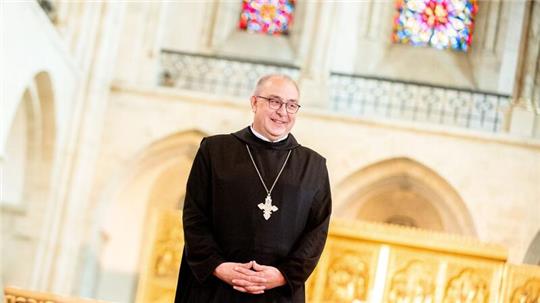 Dominicus Meier, zukünftiger Bischof im Bistum Osnabrück, steht während seiner Vorstellung im Dom. Der bisherige Weihbischof von Paderborn wird der neue Bischof im Bistum Osnabrück, wie das Bistum mitteilte.