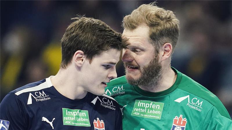 Verhandlungen mit dem Ex-Weltmeister: Warum Axmann in Hamburg bleibt Dominik Axmann hat mit Sportdirektor Johannes Bitter über seine Zukunft verhandelt.