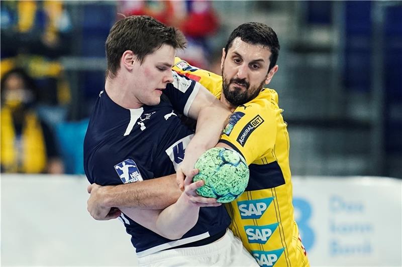 Buxtehuder Dominik Axmann bewertet sein erstes Jahr in der Bundesliga Dominik Axmann (links) kam auf 14 Erstliga-Einsätze . Foto: Anspach/dpa