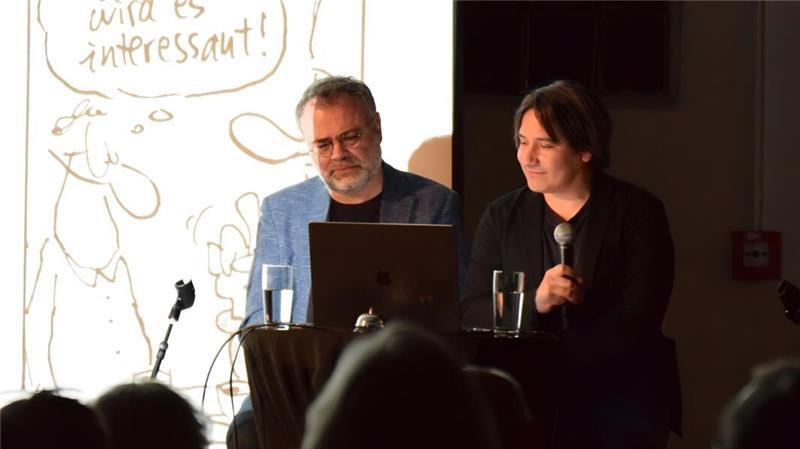 Dominik Bauer und Elias Hauck lesen im Pferdestall aus ihren Cartoons.