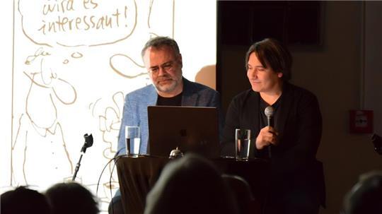 Dominik Bauer und Elias Hauck lesen im Pferdestall aus ihren Cartoons.