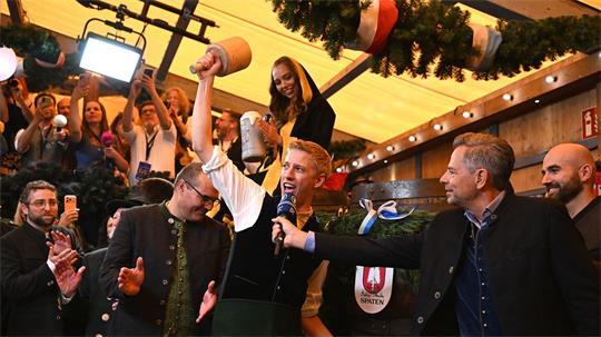 Dominik Krause (M, Bündnis 90/Die Grünen), Oberbürgermeister von München, beim traditionellen Anstich des ersten Bierfasses im Schottenhamel.