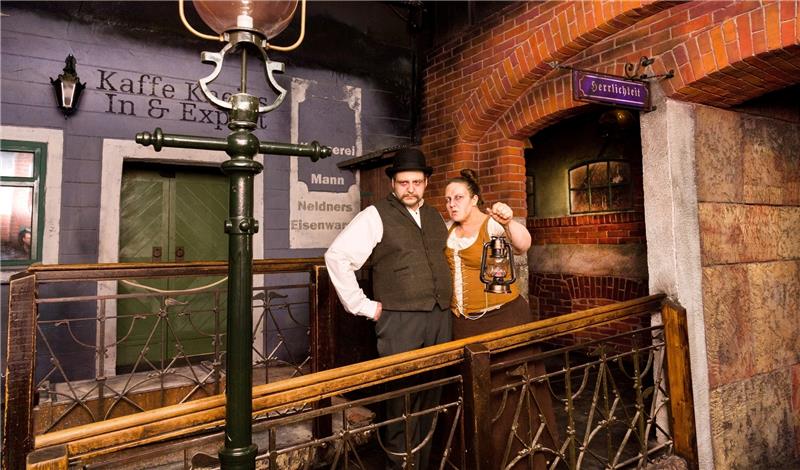 Dominik Velz als „Hannes“ und Jeanne-Marie Nigl als „Berta“ im Hamburg Dungeon spielen in der neuenShow. Foto Gateau/dpa