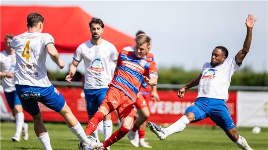 Dominique Ndure (rechts) im Pokalfinale gegen D/A.