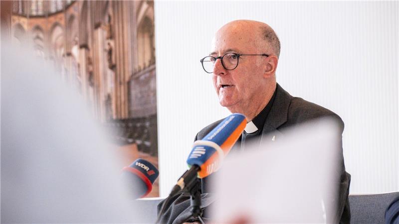 Kölner Dom kostet bald 12 Euro Eintritt - aber nicht immer Domprobst Guido Assmann verteidigte bei der Pressekonferenz die neuen Eintrittspreise.