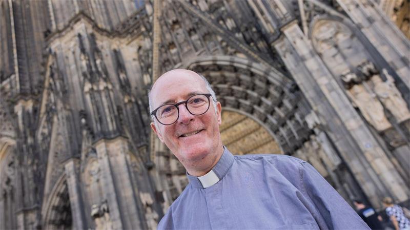 Wie kommt der Eintrittspreis am Kölner Dom am ersten Tag an? Domprobst Guido Assmann zeigte sich zum Start des Eintrittspreises gut gelaunt.