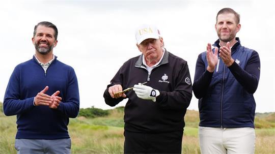 Donald Trump (Mitte) lässt seine privaten Finanzgeschäfte von seinen Söhnen Don Jr und Eric regeln. Diese passen erstaunlich gut zu seiner Wirtschaftspolitik als US-Präsident. (Archivbild)