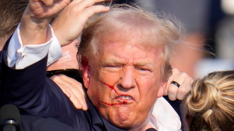 Nach Trump-Attentat: Händler in China bieten rasch T-Shirts Donald Trump ballt die Hand zur Faust, kurz nachdem auf ihn geschossen wurde. T-Shirts mit Fotos von diesem Moment wurden schnell von chinesischen Online-Händlern angeboten.