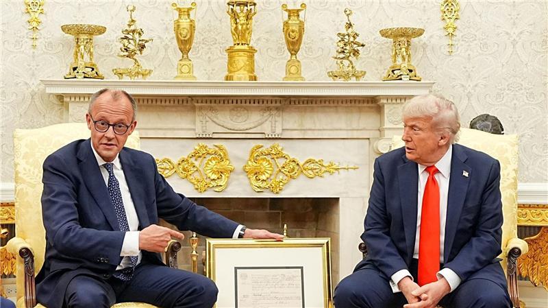 Ein zahmer Trump schmeichelt Merz im Oval Office Donald Trump empfing Friedrich Merz mit warmen Worten im Oval Office.