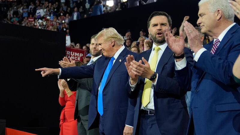 Signal der Einheit: Ex-Rivalen stärken Trump bei Parteitag Donald Trump hat sich beim Parteitag der Republikaner erneut feiern lassen. An seiner Seite: Der frisch gekürte Vize J.D. Vance.
